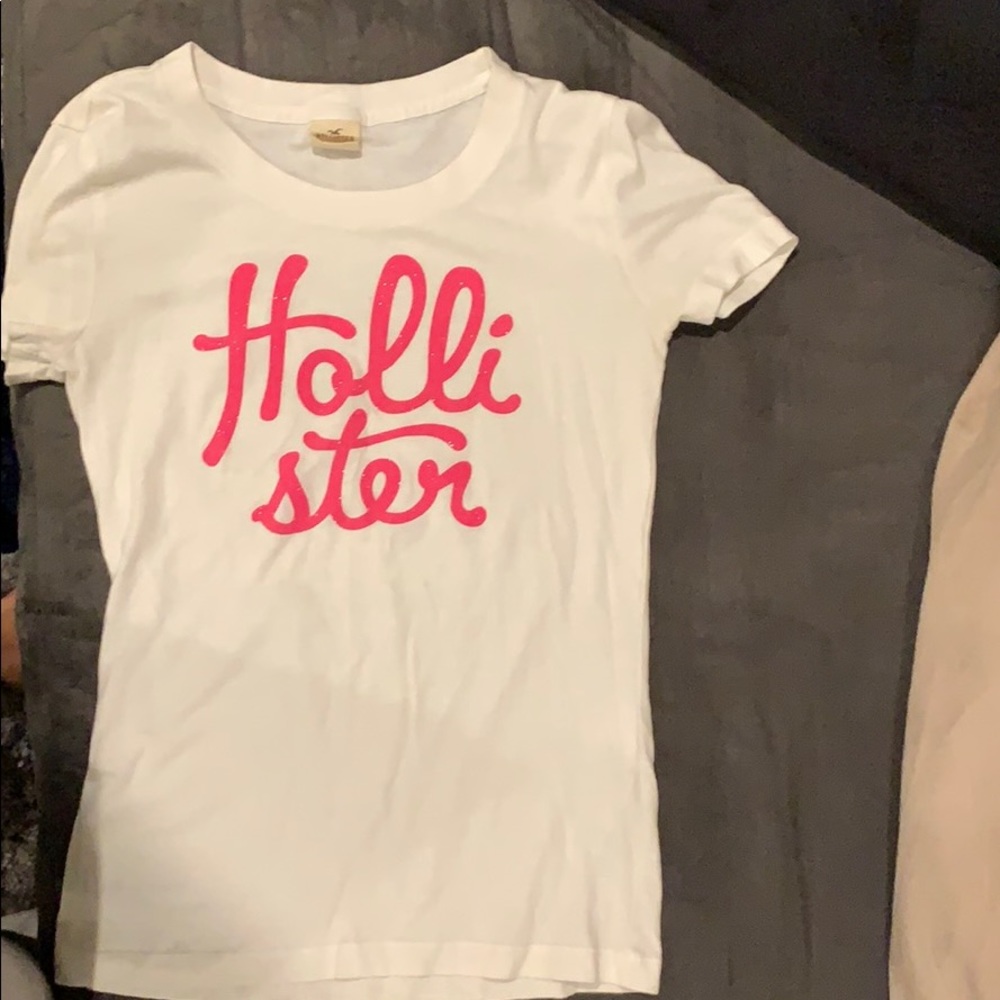 Hollister. Pink/white T-shirt